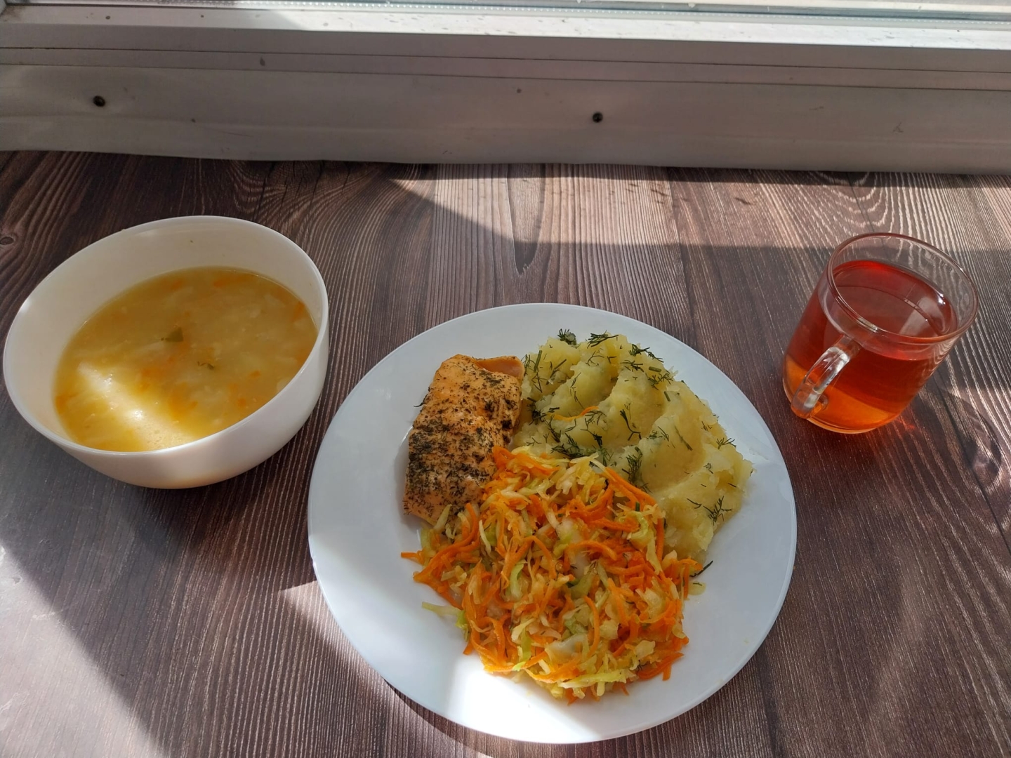 Dieta z ograniczeniem łatwoprzyswajalnych węglowodanów Zupa kalafiorowa z ryżem Łosoś pieczony z przyprawami Ziemniaki z koperkiem gotowane Surówka z kapusty młodej Kompot owocowy z jabłkami